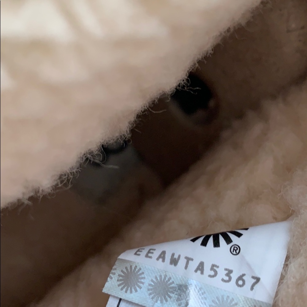 UGG Aldon water resistant black Shearling boots - Picture 6 of 9